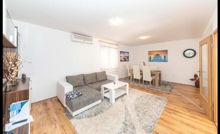 Apartman Marinovic คาชเตลา ภายนอก รูปภาพ